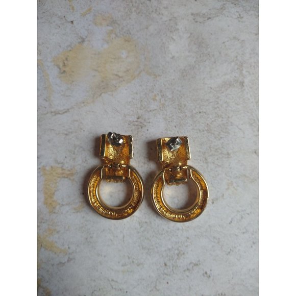 Vintage E Pearl Gold Tone Door Knocker Hoop Earrings Estate Jewelry - Picture 4 of 8